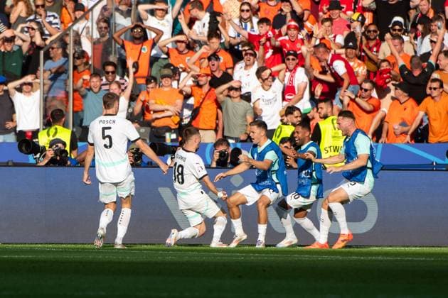 Romano Schmid (Oesterreich, 18) und Team um Stefan Posch (Oesterreich, 05), Christoph Baumgartner (Oesterreich, 19) jubeln ueber das Tor zum 1:2, GER, Netherlands (NED) vs Austria (AUT), Fussball Europameisterschaft, UEFA EURO, EM, Europameisterschaft,Fussball 2024, Gruppe D, 3. Spieltag, 25.06.2024 GER, Netherlands (NED) vs Austria (AUT), Fussball Europameisterschaft, UEFA EURO 2024, Gruppe D, 3. Spieltag, 25.06.2024 Berlin Copyright: xEibner-Pressefoto Memmlerx EP_MMR