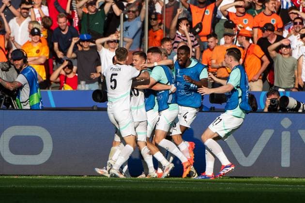 Romano Schmid (Oesterreich, 18) und Team um Stefan Posch (Oesterreich, 05), Christoph Baumgartner (Oesterreich, 19), Kevin Danso (Oesterreich, 04) jubeln ueber das Tor zum 1:2, GER, Netherlands (NED) vs Austria (AUT), Fussball Europameisterschaft, UEFA EURO, EM, Europameisterschaft,Fussball 2024, Gruppe D, 3. Spieltag, 25.06.2024 GER, Netherlands (NED) vs Austria (AUT), Fussball Europameisterschaft, UEFA EURO 2024, Gruppe D, 3. Spieltag, 25.06.2024 Berlin Copyright: xEibner-Pressefoto Memmlerx EP_MMR