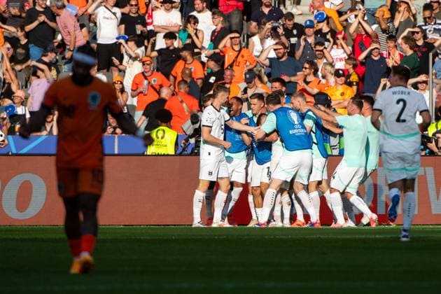 Romano Schmid (Oesterreich, 18) und Team um Stefan Posch (Oesterreich, 05), Christoph Baumgartner (Oesterreich, 19), Philipp Mwene (Oesterreich, 16) jubeln ueber das Tor zum 1:2, GER, Netherlands (NED) vs Austria (AUT), Fussball Europameisterschaft, UEFA EURO, EM, Europameisterschaft,Fussball 2024, Gruppe D, 3. Spieltag, 25.06.2024 GER, Netherlands (NED) vs Austria (AUT), Fussball Europameisterschaft, UEFA EURO 2024, Gruppe D, 3. Spieltag, 25.06.2024 Berlin Copyright: xEibner-Pressefoto Memmlerx EP_MMR