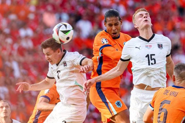 2024-06-25 Netherlands v Austria - Group D - UEFA EURO, EM, Europameisterschaft,Fussball 2024 BERLIN, GERMANY - JUNE 25: Maximilian Wober of Austria heads the ball with Virgil van Dijk of the Netherlands and Philipp Lienhart of Austria during the Group D - UEFA EURO 2024 match between Netherlands and Austria at Olympiastadion on June 25, 2024 in Berlin, Germany. (Photo by Peter Lous BSR Agency) Berlin Germany Content not available for redistribution in The Netherlands directly or indirectly through any third parties. Copyright: xBSRxAgencyx