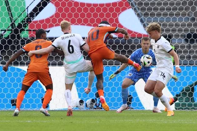 Sport Bilder des Tages 25.06.2024, xtgx, Fussball EM 2024, Niederlande - Österreich emspor, v.l. Georginio Wijnaldum (Niederlande), Nicolas Seiwald (Oesterreich), Memphis Depay (Niederlande), Leopold Querfeld (Oesterreich), Patrick Pentz (Oesterreich) Goal scored, erziehlt das Tor zum 2:2 (UEFA REGULATIONS PROHIBIT ANY USE OF PHOTOGRAPHS as IMAGE SEQUENCES and or QUASI-VIDEO) Berlin