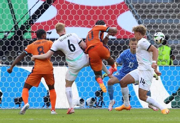 25.06.2024, xtgx, Fussball EM 2024, Niederlande - Österreich emspor, v.l. Georginio Wijnaldum (Niederlande), Nicolas Seiwald (Oesterreich), Memphis Depay (Niederlande), Leopold Querfeld (Oesterreich), Patrick Pentz (Oesterreich) Goal scored, erziehlt das Tor zum 2:2 (UEFA REGULATIONS PROHIBIT ANY USE OF PHOTOGRAPHS as IMAGE SEQUENCES and or QUASI-VIDEO) Berlin