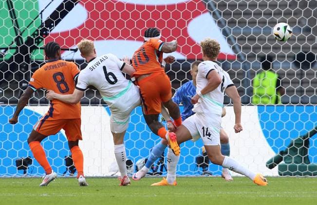 25.06.2024, xtgx, Fussball EM 2024, Niederlande - Österreich emspor, v.l. Georginio Wijnaldum (Niederlande), Nicolas Seiwald (Oesterreich), Memphis Depay (Niederlande), Leopold Querfeld (Oesterreich), Patrick Pentz (Oesterreich) Goal scored, erziehlt das Tor zum 2:2 (UEFA REGULATIONS PROHIBIT ANY USE OF PHOTOGRAPHS as IMAGE SEQUENCES and or QUASI-VIDEO) Berlin