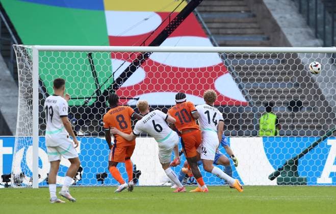 25.06.2024, xtgx, Fussball EM 2024, Niederlande - Österreich emspor, v.l. Georginio Wijnaldum (Niederlande), Nicolas Seiwald (Oesterreich), Memphis Depay (Niederlande), Leopold Querfeld (Oesterreich), Patrick Pentz (Oesterreich) Goal scored, erziehlt das Tor zum 2:2 (UEFA REGULATIONS PROHIBIT ANY USE OF PHOTOGRAPHS as IMAGE SEQUENCES and or QUASI-VIDEO) Berlin