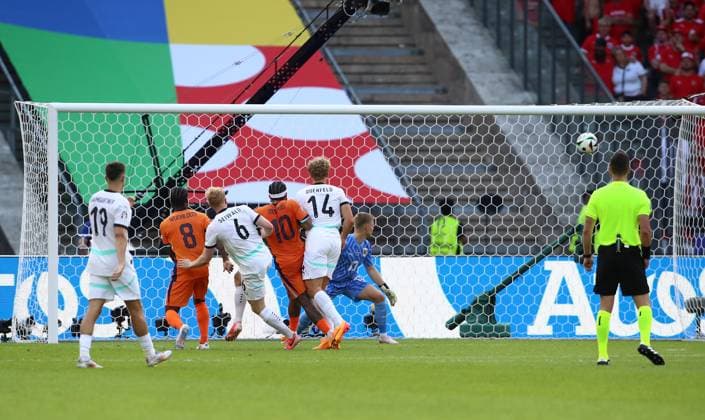 25.06.2024, xtgx, Fussball EM 2024, Niederlande - Österreich emspor, v.l. Georginio Wijnaldum (Niederlande), Nicolas Seiwald (Oesterreich), Memphis Depay (Niederlande), Leopold Querfeld (Oesterreich), Patrick Pentz (Oesterreich) Goal scored, erziehlt das Tor zum 2:2 (UEFA REGULATIONS PROHIBIT ANY USE OF PHOTOGRAPHS as IMAGE SEQUENCES and or QUASI-VIDEO) Berlin