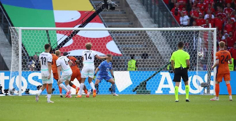 25.06.2024, xtgx, Fussball EM 2024, Niederlande - Österreich emspor, v.l. Georginio Wijnaldum (Niederlande), Nicolas Seiwald (Oesterreich), Memphis Depay (Niederlande), Leopold Querfeld (Oesterreich), Patrick Pentz (Oesterreich) Goal scored, erziehlt das Tor zum 2:2 (UEFA REGULATIONS PROHIBIT ANY USE OF PHOTOGRAPHS as IMAGE SEQUENCES and or QUASI-VIDEO) Berlin
