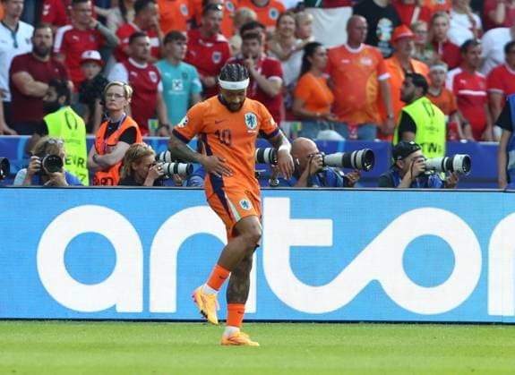 25.06.2024, xtgx, Fussball EM 2024, Niederlande - Österreich emspor, v.l. Memphis Depay (Niederlande) celebrate the goal, Der Torjubel zum 2:2 (UEFA REGULATIONS PROHIBIT ANY USE OF PHOTOGRAPHS as IMAGE SEQUENCES and or QUASI-VIDEO) Berlin