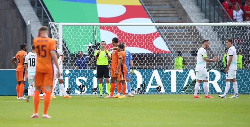 25.06.2024, xtgx, Fussball EM 2024, Niederlande - Österreich emspor, v.l. Videobeweis, Video Schiedsrichter, Videoreferee, Videorichter Schiedsrichter Ivan Kruzliak (Slowakei) (UEFA REGULATIONS PROHIBIT ANY USE OF PHOTOGRAPHS as IMAGE SEQUENCES and or QUASI-VIDEO) Berlin