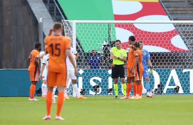 25.06.2024, xtgx, Fussball EM 2024, Niederlande - Österreich emspor, v.l. Videobeweis, Video Schiedsrichter, Videoreferee, Videorichter Schiedsrichter Ivan Kruzliak (Slowakei) (UEFA REGULATIONS PROHIBIT ANY USE OF PHOTOGRAPHS as IMAGE SEQUENCES and or QUASI-VIDEO) Berlin