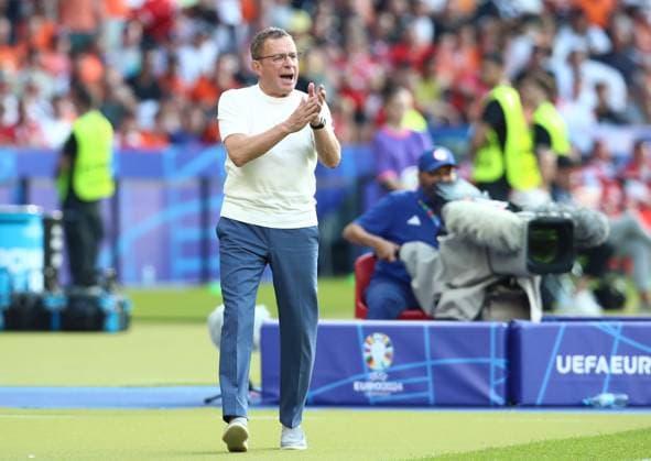 25.06.2024, xtgx, Fussball EM 2024, Niederlande - Österreich emspor, v.l. Trainer Ralf Rangnick (Oesterreich) gibt Anweisungen, gestikuliert, mit den Armen gestikulieren gives instructions, gesticulate (UEFA REGULATIONS PROHIBIT ANY USE OF PHOTOGRAPHS as IMAGE SEQUENCES and or QUASI-VIDEO) Berlin
