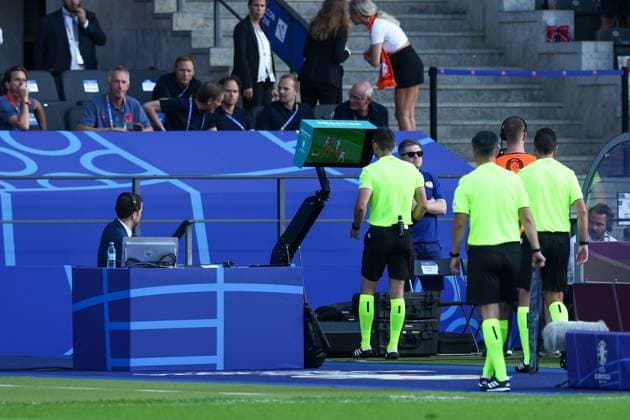 Referee Ivan Kruzliak checks VAR after Memphis Depay of Netherlands goal Netherlands v Austria, UEFA European Championship, EM, Europameisterschaft 2024, Group D, Football, Olympiastadion, Berlin, Germany, 25 Jun 2024 EDITORIAL USE ONLY No use with unauthorised audio, video, data, fixture lists, club league logos or live services. Online in-match use limited to 120 images, no video emulation. No use in betting, games or single club league player publications. Copyright: xMattxWest Shutterstockx 14555517bs