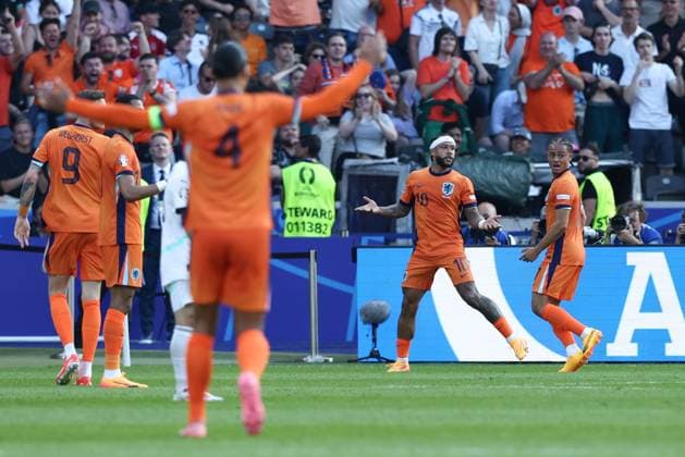 Memphis Depay of Netherlands celebrates their goal to make it 2-2 Netherlands v Austria, UEFA European Championship, EM, Europameisterschaft 2024, Group D, Football, Olympiastadion, Berlin, Germany, 25 Jun 2024 EDITORIAL USE ONLY No use with unauthorised audio, video, data, fixture lists, club league logos or live services. Online in-match use limited to 120 images, no video emulation. No use in betting, games or single club league player publications. Copyright: xMattxWest Shutterstockx 14555517bu