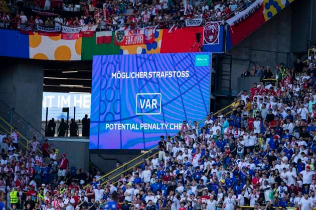 UEFA EURO, EM, Europameisterschaft,Fussball 2024: Frankreich - Polen; 25.06.2024 Der VAR greift ein. UEFA EURO 2024: Frankreich - Polen; BVB Stadion Dortmund, Dortmund, am 25.06.2024 Copyright: xBEAUTIFULxSPORTS Meuselx