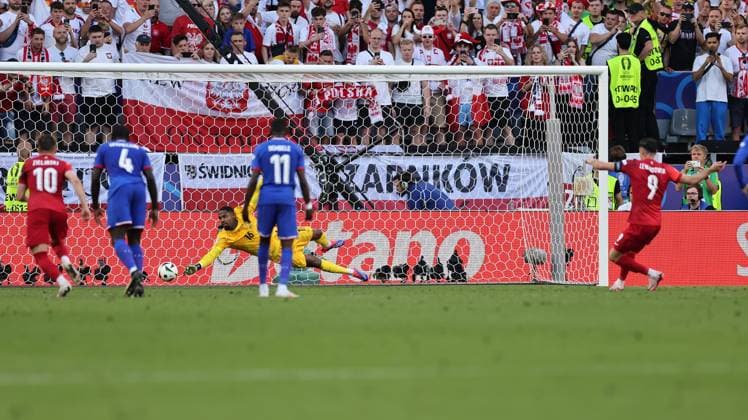 25.06.2024, Fussball Europameisterschaft, UEFA EURO, EM, Europameisterschaft,Fussball 2024, Frankreich - Polen, Gruppe D, BVB Stadion Dortmund, v.l., Goal scored, Tor zum 1:1 durch Robert Lewandowski (Polen) Copyright: HMBxMedia