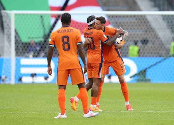 25.06.2024, xtgx, Fussball EM 2024, Niederlande - Österreich emspor, v.l. Georginio Wijnaldum (Niederlande), Memphis Depay (Niederlande), Wout Weghorst (Niederlande) celebrate the goal, Der Torjubel zum 2:2 (UEFA REGULATIONS PROHIBIT ANY USE OF PHOTOGRAPHS as IMAGE SEQUENCES and or QUASI-VIDEO) Berlin