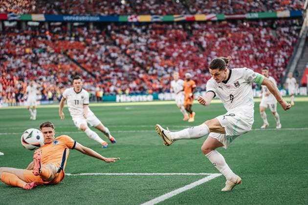Fußball Herren UEFA-Fußball-Europameisterschaft 2024 Gruppe D Niederlande vs. Österreich 25.06.2024 Marcel Sabitzer ( 9, Österreich) schießt das Tor zum 3:2 Berlin Olympiastadion Berlin Deutschland
