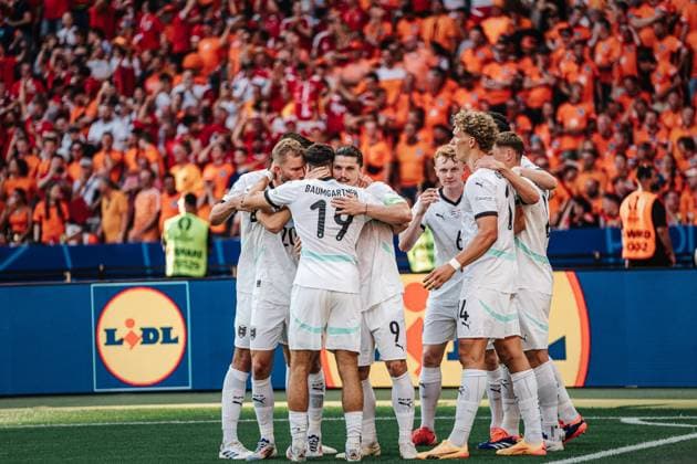 Fußball Herren UEFA-Fußball-Europameisterschaft 2024 Gruppe D Niederlande vs. Österreich 25.06.2024 Torschütze Marcel Sabitzer ( 9, Österreich) jubelt mit seinem Team nach seinem Tor Berlin Olympiastadion Berlin Deutschland