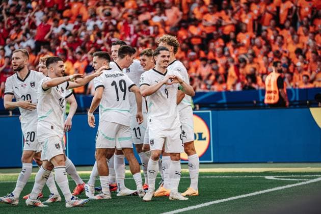 Fußball Herren UEFA-Fußball-Europameisterschaft 2024 Gruppe D Niederlande vs. Österreich 25.06.2024 Torschütze Marcel Sabitzer ( 9, Österreich) jubelt mit seinem Team nach seinem Tor und formt ein Herz Berlin Olympiastadion Berlin Deutschland