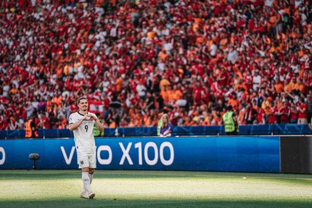 Fußball Herren UEFA-Fußball-Europameisterschaft 2024 Gruppe D Niederlande vs. Österreich 25.06.2024 Marcel Sabitzer ( 9, Österreich) jubelt nach seinem Tor und formt ein Herz Berlin Olympiastadion Berlin Deutschland