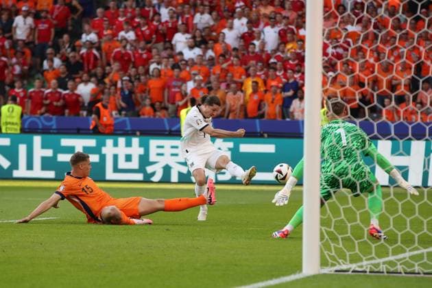25.06.2024, xtgx, Fussball EM 2024, Niederlande - Österreich emspor, v.l. Micky van de Ven (Niederlande), Marcel Sabitzer (Oesterreich), Bart Verbruggen (Niederlande) Goal scored, erziehlt das Tor zum 3:2 (UEFA REGULATIONS PROHIBIT ANY USE OF PHOTOGRAPHS as IMAGE SEQUENCES and or QUASI-VIDEO) Berlin