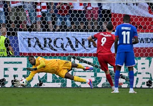 25.06.2024, Fussball UEFA EURO, EM, Europameisterschaft,Fussball 2024, Vorrunde, 3.Spieltag, Frankreich - Polen, im BVB-Stadion in Dortmund, Robert Lewandowski (Polen) trifft zum 1:1 per Foulelfmeter