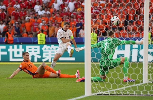 25.06.2024, xtgx, Fussball EM 2024, Niederlande - Österreich emspor, v.l. Micky van de Ven (Niederlande), Marcel Sabitzer (Oesterreich), Bart Verbruggen (Niederlande) Goal scored, erziehlt das Tor zum 3:2 (UEFA REGULATIONS PROHIBIT ANY USE OF PHOTOGRAPHS as IMAGE SEQUENCES and or QUASI-VIDEO) Berlin