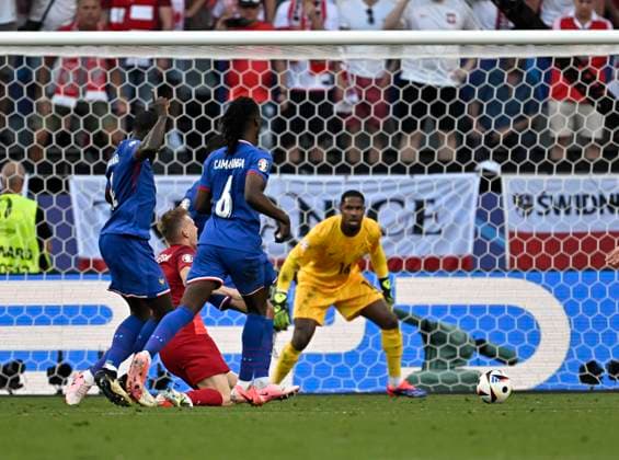 25.06.2024, Fussball UEFA EURO, EM, Europameisterschaft,Fussball 2024, Vorrunde, 3.Spieltag, Frankreich - Polen, im BVB-Stadion in Dortmund, Dayot Upamecano (Frankreich) Foulspiel