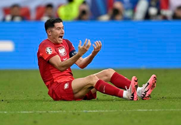 25.06.2024, Fussball UEFA EURO, EM, Europameisterschaft,Fussball 2024, Vorrunde, 3.Spieltag, Frankreich - Polen, im BVB-Stadion in Dortmund, Robert Lewandowski (Polen) ist unzufrieden