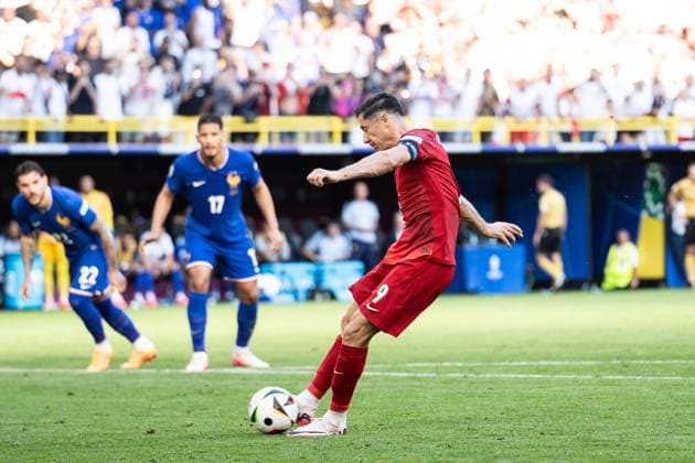 GER, Euro 2024, Group D, Frankreich (FRA) vs Polen (POL) 25.06.2024, Signal Iduna Park BVB Stadion Dortmund, Dortmund, GER, Euro 2024, Group D, Frankreich (FRA) vs Polen (POL) Im Bild: Tor, Torschuss, Elfmeter von Lewandowski Robert (Polen Poland POL, 9) zum 1:1