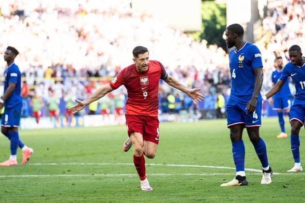 GER, Euro 2024, Group D, Frankreich (FRA) vs Polen (POL) 25.06.2024, Signal Iduna Park BVB Stadion Dortmund, Dortmund, GER, Euro 2024, Group D, Frankreich (FRA) vs Polen (POL) Im Bild: Torjubel Jubel ueber das Tor zum 1:1 durch Lewandowski Robert (Polen Poland POL, 9)