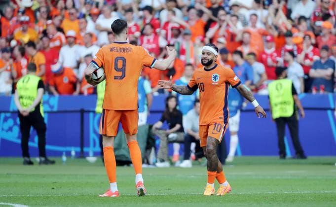 Memphis Depay jubelt nach 2:2 mit Wout Weghorst Freude Emotion Jubel Fußball Fussball Europameisterschaft Euro 2024 EM Herren Saison 2023 2024 25.06.2024 Niederlande NED vs. Österreich AUT in Berlin DFL regulations prohibit any use of photographs as image sequences and or quasi-video.