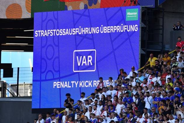 Fußball UEFA EURO, EM, Europameisterschaft,Fussball 2024 Gruppenphase 3. Spieltag Frankreich - Polen am 25.06.2024 im BVB Stadion Dortmund in Dortmund Anzeigetafel Videowand Video Assist Videobeweis VAR Strafstossausführung überprüfung
