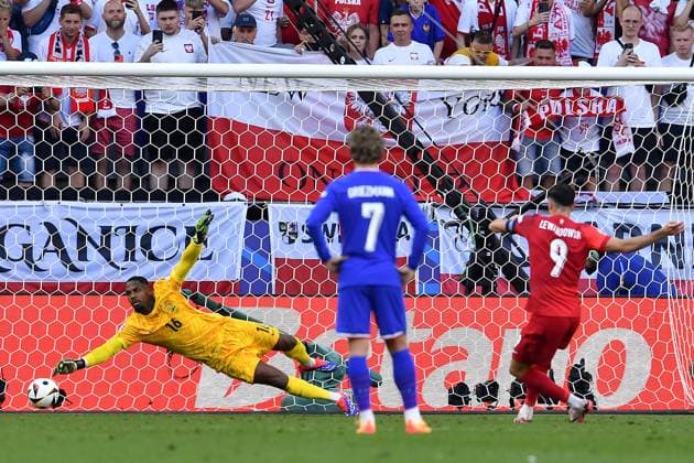 Sport Bilder des Tages Fußball UEFA EURO, EM, Europameisterschaft,Fussball 2024 Gruppenphase 3. Spieltag Frankreich - Polen am 25.06.2024 im BVB Stadion Dortmund in Dortmund Torschuss Tor zum 1:1 durch Robert Lewandowski ( Polen )