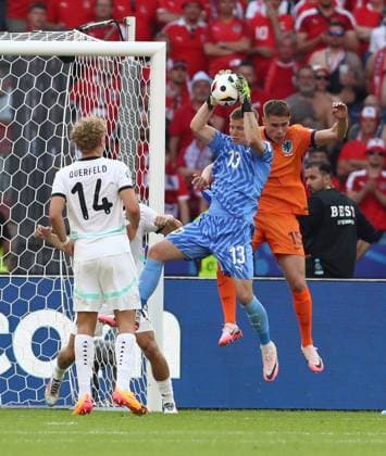 25.06.2024, xtgx, Fussball EM 2024, Niederlande - Österreich emspor, v.l. Leopold Querfeld (Oesterreich), Patrick Pentz (Oesterreich), Micky van de Ven (Niederlande) (UEFA REGULATIONS PROHIBIT ANY USE OF PHOTOGRAPHS as IMAGE SEQUENCES and or QUASI-VIDEO) Berlin