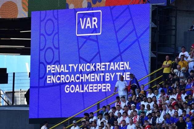 Fußball UEFA EURO, EM, Europameisterschaft,Fussball 2024 Gruppenphase 3. Spieltag Frankreich - Polen am 25.06.2024 im BVB Stadion Dortmund in Dortmund Anzeigetafel Videowand Video Assist Videobeweis VAR Penalty Kick Retaken Encroachment by the Goalkeeper