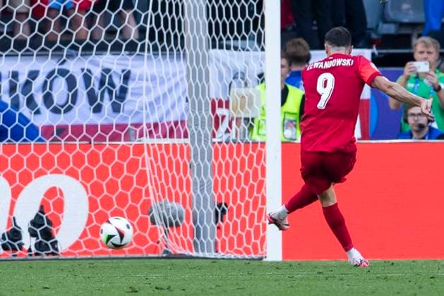 UEFA EURO, EM, Europameisterschaft,Fussball 2024: Frankreich - Polen; 25.06.2024 Robert Lewandowski (Polen, 9) erzielt das Tor zum 1:1 Ausgleich per Elfeter. UEFA EURO 2024: Frankreich - Polen; BVB Stadion Dortmund, Dortmund, am 25.06.2024 Copyright: xBEAUTIFULxSPORTS Meuselx