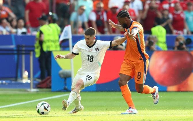 25.06.2024, xtgx, Fussball EM 2024, Niederlande - Österreich emspor, v.l. Romano Schmid (Oesterreich), Georginio Wijnaldum (Niederlande) (UEFA REGULATIONS PROHIBIT ANY USE OF PHOTOGRAPHS as IMAGE SEQUENCES and or QUASI-VIDEO) Berlin