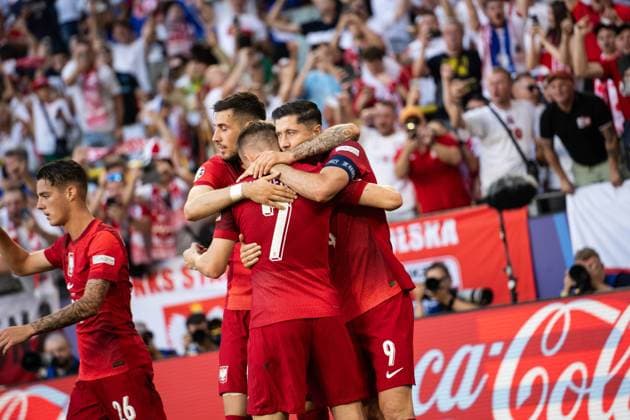 GER, Euro 2024, Group D, Frankreich (FRA) vs Polen (POL) 25.06.2024, Signal Iduna Park BVB Stadion Dortmund, Dortmund, GER, Euro 2024, Group D, Frankreich (FRA) vs Polen (POL) Im Bild: Torjubel Jubel ueber das Tor zum 1:1 durch Lewandowski Robert (Polen Poland POL, 9) und Swiderski Karol (Polen Poland POL, 7) nehmen sich in den Arm, umarmen sich
