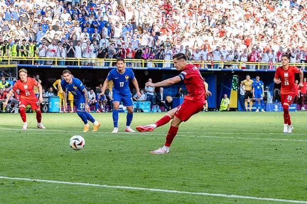 Tor zum 1:1 durch Elfmeter von Robert Lewandowski (Polen, 09) Frankreich vs. Polen, Herren, Fussball, 3. Spieltag, EURO 2024, 25.06.2024, Europameisterschaft, Gruppe D Frankreich vs. Polen, Herren, Fussball, 3. Spieltag, EURO 2024, 25.06.2024, Europameisterschaft, Gruppe D Dortmund Copyright: xEibner-Pressefoto BahhoxKarax EP_FRA