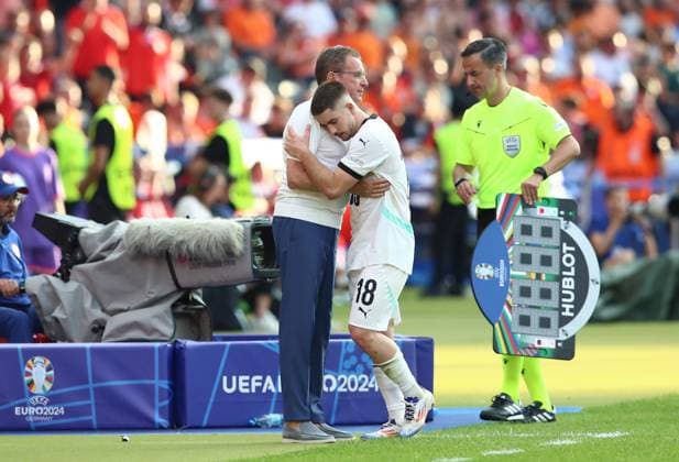 25.06.2024, xtgx, Fussball EM 2024, Niederlande - Österreich emspor, v.l. Trainer Ralf Rangnick (Oesterreich), Romano Schmid (Oesterreich) Auswechslung Einwechslung umarmung (UEFA REGULATIONS PROHIBIT ANY USE OF PHOTOGRAPHS as IMAGE SEQUENCES and or QUASI-VIDEO) Berlin