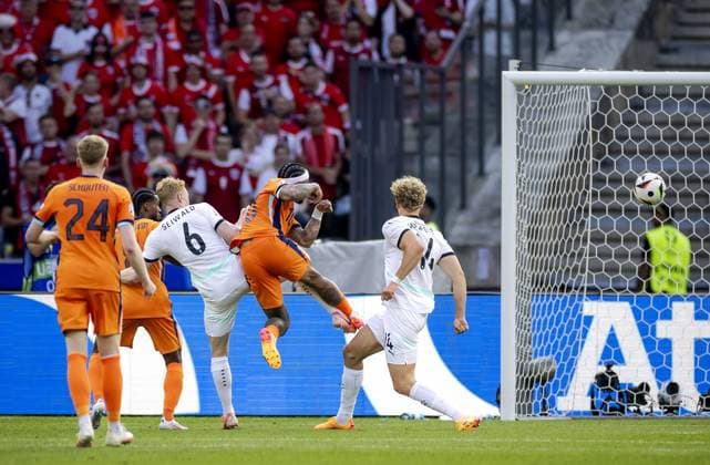 BERLIN - Memphis Depay of Holland scores the 2-2 against Austria during the UEFA EURO, EM, Europameisterschaft,Fussball 2024 group D match between the Netherlands and Austria at the Olympiastadion on June 25, 2024 in Berlin, Germany. ANP KOEN VAN WEEL UEFA EURO 2024 2024 xVIxANPxSportx xxANPxIVx 502047611 originalFilename: 502047611.jpg