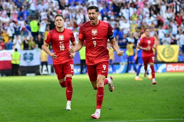 Torjubel zum 1:1 durch Robert Lewandowski 9 (Polen), Frankreich vs. Polen, Fussball, UEFA EURO, EM, Europameisterschaft,Fussball 2024, Gruppenphase, 3. Spieltag, 25.06.2024 Dortmund Nordrhein-Westfalen Deutschland