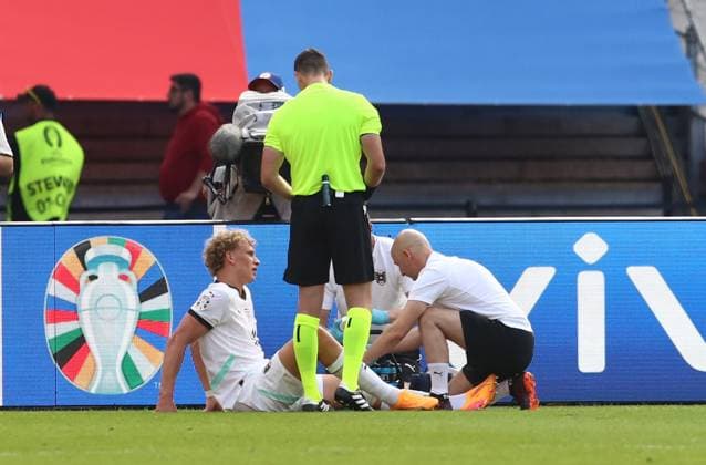 25.06.2024, xtgx, Fussball EM 2024, Niederlande - Österreich emspor, v.l. Leopold Querfeld (Oesterreich) Behandlung (UEFA REGULATIONS PROHIBIT ANY USE OF PHOTOGRAPHS as IMAGE SEQUENCES and or QUASI-VIDEO) Berlin