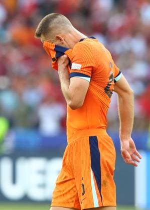 25.06.2024, xtgx, Fussball EM 2024, Niederlande - Österreich emspor, v.l. Stefan de Vrij (Niederlande) enttaeuscht, enttaeuscht schauend, dissapointed (UEFA REGULATIONS PROHIBIT ANY USE OF PHOTOGRAPHS as IMAGE SEQUENCES and or QUASI-VIDEO) Berlin