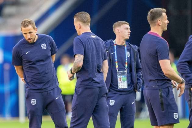 GER, EURO 2024, Group C, England (GBR) vs Slowenien (SUI) 25.06.2024, Cologne Stadium, Koeln, GER, EURO 2024, Group C, England (GBR) vs Slowenien (SUI) Im Bild: Harry Kane (England GBR, 09); begutachtet den Rasen die englische Mannschaft betritt das Stadion