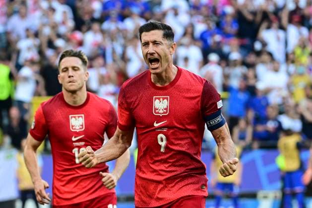Torjubel zum 1:1 durch Robert Lewandowski 9 (Polen), Frankreich vs. Polen, Fussball, UEFA EURO, EM, Europameisterschaft,Fussball 2024, Gruppenphase, 3. Spieltag, 25.06.2024 Dortmund Nordrhein-Westfalen Deutschland
