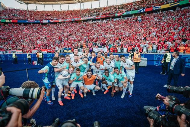 Fußball Herren UEFA-Fußball-Europameisterschaft 2024 Gruppe D Niederlande vs. Österreich 25.06.2024 Die Mannschaft aus Österreich feiert den Sieg Berlin Olympiastadion Berlin Deutschland