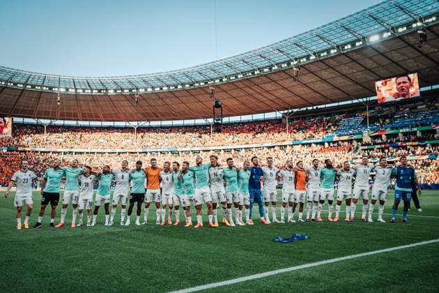 Fußball Herren UEFA-Fußball-Europameisterschaft 2024 Gruppe D Niederlande vs. Österreich 25.06.2024 Die Mannschaft aus Österreich feiert den Sieg Berlin Olympiastadion Berlin Deutschland