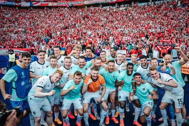 Sport Bilder des Tages Fußball Herren UEFA-Fußball-Europameisterschaft 2024 Gruppe D Niederlande vs. Österreich 25.06.2024 Die Mannschaft aus Österreich feiert den Sieg Berlin Olympiastadion Berlin Deutschland