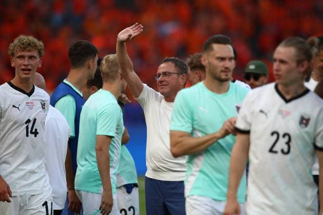 25.06.2024, xtgx, Fussball EM 2024, Niederlande - Österreich emspor, v.l. Trainer Ralf Rangnick (Oesterreich) bedankt bedanken sich bei den Fans (UEFA REGULATIONS PROHIBIT ANY USE OF PHOTOGRAPHS as IMAGE SEQUENCES and or QUASI-VIDEO) Berlin